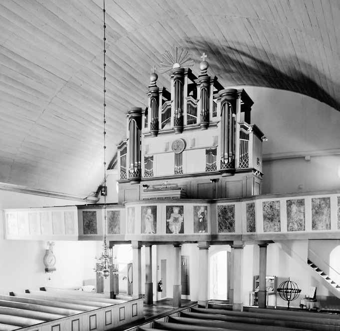 Fig. 41. Stora Åby kyrka, interiör mot väster. Läktare och orgel bildar en monumental komposition, mer voluminös än rummets övriga inventarier.