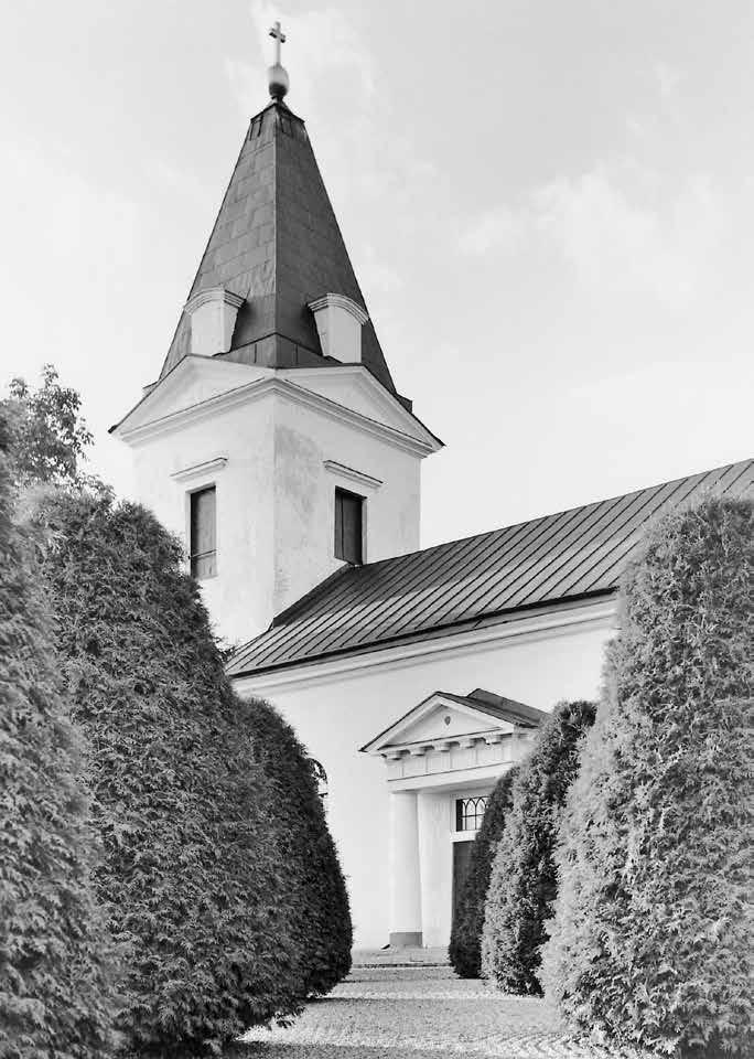Den kraftfulla pyramidhuven på tornet och den stramt klassicistiska sidoportalen är typiska för arkitekten. Foto Albin Dahlström 14, SvK:s arkiv, RAÄ. koret.