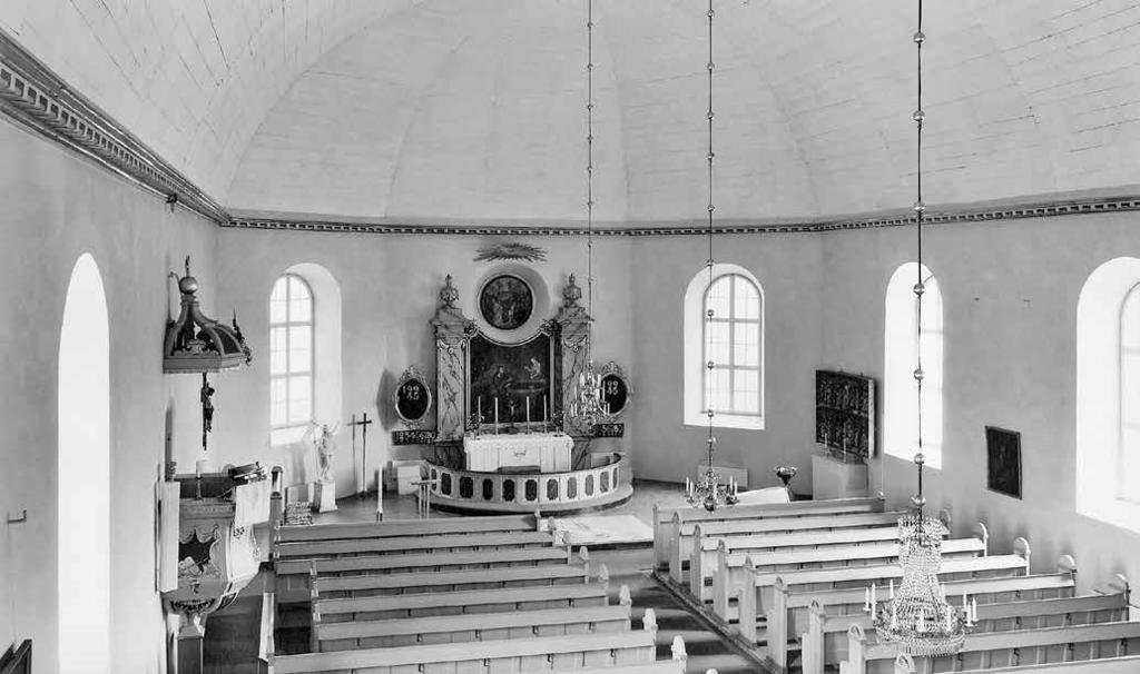 Fig. 54. Västra Eneby i södra Östergötland nära Kisa byggdes 1778 80. Den välbevarade interiören pryds av predikstol och altaruppställning från 1781 84, tillskrivna Jonas Berggren.