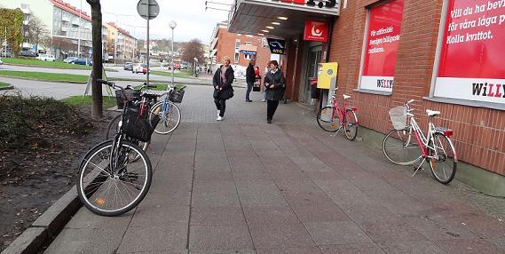 13 Cykelparkeringar Bra och funktionell cykelparkering är en förutsättning för att öka cyklandet i kommunen. Det är flera aspekter som är viktiga. Cykelparkeringen måste finnas i närhet av målpunkten.