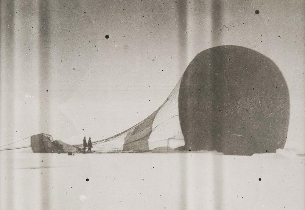 Nils Strindberg Andréexpeditionens ballong Örnen, strax efter landningen på isen.