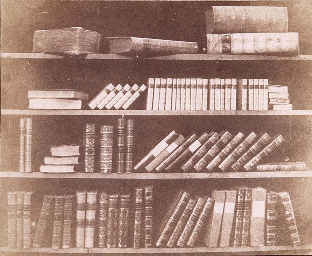 William Henry Fox Talbot Fyra hyllrader med böcker 1844 William Henry Fox Talbot är en pionjär inom fotografiet.