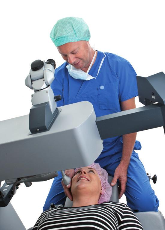 Så här går ELSA/LASEK-operationen till När du förs in under laserapparaten kommer du att se en blinkande lampa som du ska fixera blicken på.