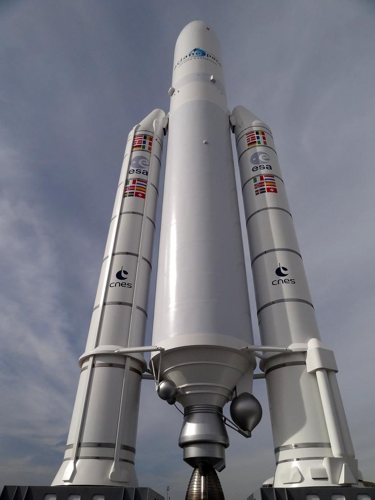 Rymdraketer och satelliter Med Ariane 5 skjuter vi människor upp satelliter i rymden. Ariane 5 väger ca 8,5 ton är 59 meter hög och byggs oftast av metall och plast.