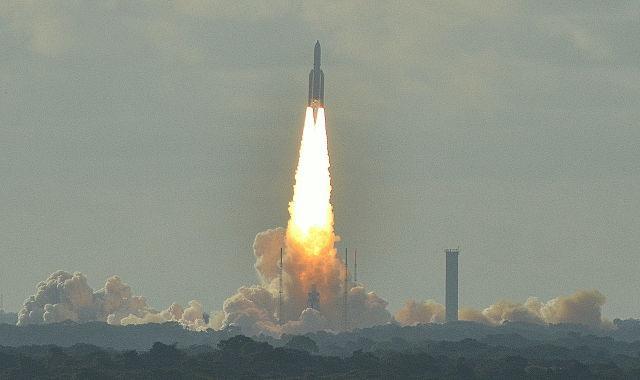 Rymdraketer och satelliter Ariane 5 är en raket som skickar upp satelliter i rymden. Den är ca 8 ton. Den är 59 meter. Den har krutraketer på sidan. Längst ner finns det en raketmotor.
