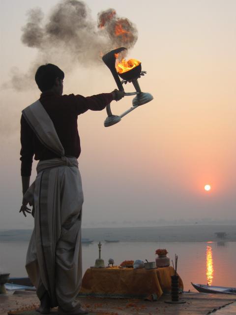 DAG 08. 27/2 VARANASI Tidig morgon anländer vi med tåg till den heligaste staden i Indien Varanasi. Staden har en mycket gammal historia.