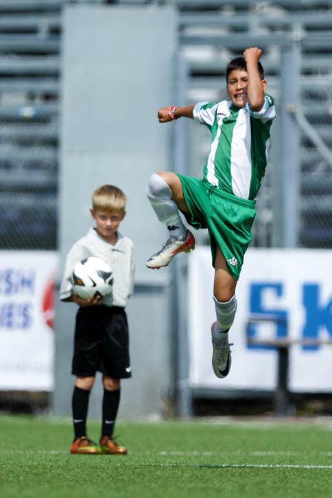 För att särskilja svensk fotbolls och DF:s arbete med rekrytering kan följande distinktion göras: Fotbollsföreningar ansöker om medel hos SDF om de vill arbeta med idrottsspecifik rekrytering på egen