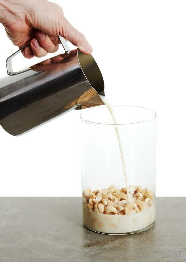 Cashewmjölk 150 g cashewnötter 9 dl havre- eller sojamjölk 1 tsk lönnsirap 1. Blötlägg cashewnötterna i vatten under minst 5 timmar, helst över natten. Sila av vattnet. 2.