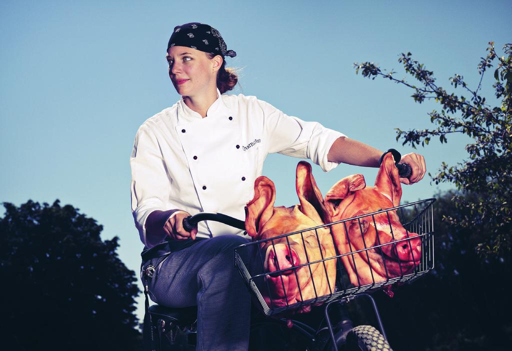 6 SKÅNES MATFESTIVAL 2016 #KOMHUNGRIG Möt årets festivalprofil Titti Qvarnström Michelinkocken med smak för det vilda Hon är den första kvinnliga kocken i Sverige att få en stjärna i Guide Michelin,