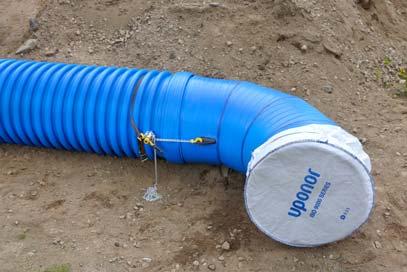 Installation av rör och delar Ø 600-2500 Rörgraven ordnas med en ledningsbädd på ca 15 cm och kornstorleken skall vara 8-32 mm. Rörets dimension bestämmer max kornstorlek på fyllnadsmaterialet.
