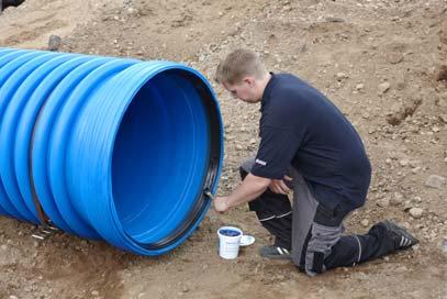 Monteringsöron finns påsvetsade på spetsändan på böjar och detaljer för att förenkla montering. Två stycken svetsas på varje rördelsände för dimensioner 600 mm. 3.