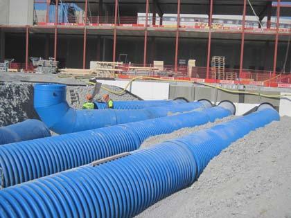 Förslag på beskrivningstext Uponor UVS Kanalsystemet i mark skall vara blått för att signalera att kanalerna används till ventilation. Systemet skall vara tillverkat i PP- eller PE-plast.