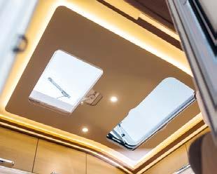 << LED-belysningen med ljusspottar och indirekt stämningsbelysning skapar trivsel och drar