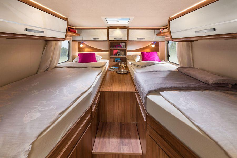 Behaglig atmosfär sprider den nya möbeldekoren Palatino Creme. I långbäddarna i den bakre delen av HYMER ML-T 620 går det bra att kombinera olika sovvanor.