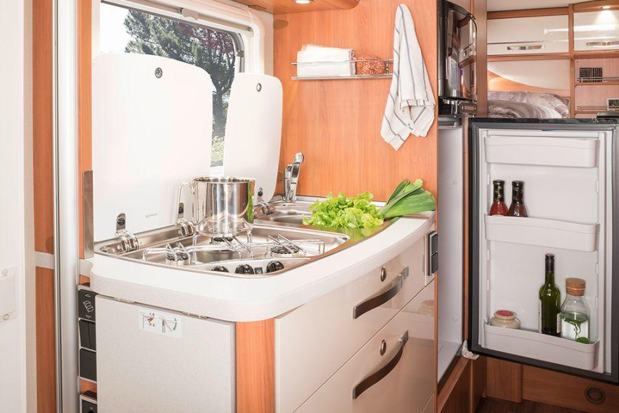 Stort kylskåp Köket i HYMER ML-T har som standard ett Smart-Tower-kylskåp