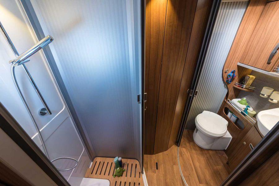 Salongsbadrum med stängbara dörrar i HYMER