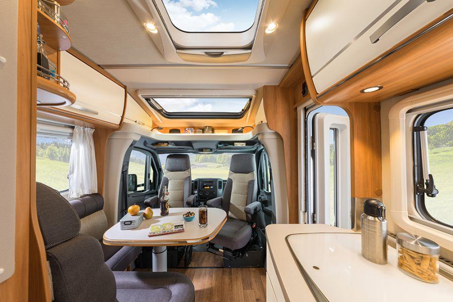 Panoramataklucka Det är gott om ljus i HYMER ML-T tack vare standardutrustningen HYMER panoramataklucka med LED-belysning i bodelen.
