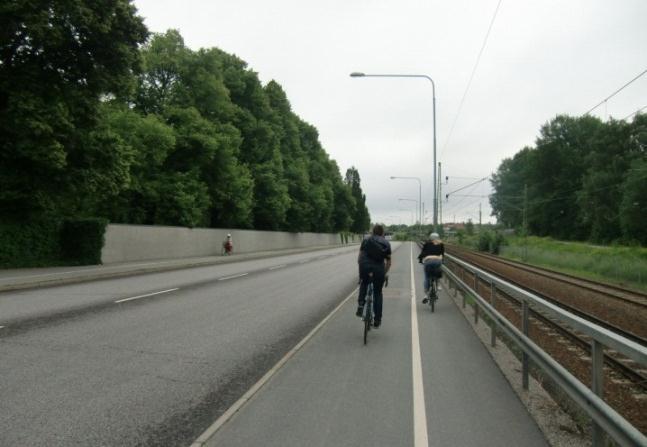 5.1 SEPARATION GÅENDE OCH CYKLISTER Gång- och cykeltrafiken föreslås åtskiljas genom tydlig separering av trafikytorna: Målad heldragen skiljelinje Röd asfalt på cykelbanan Gång- och cykelsymboler på