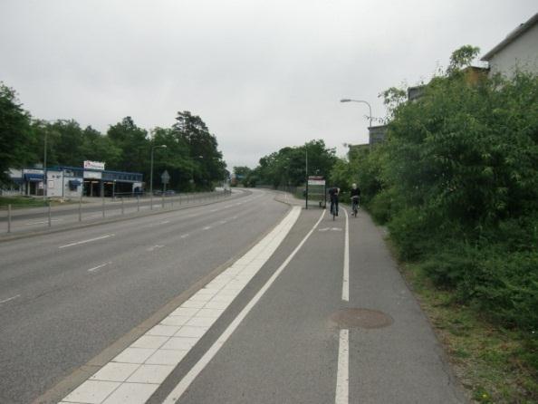2 PROBLEMBESKRIVNING 2.1 GENERELLA PROBLEM 2.1.1 BUSSHÅLLPLATSER Det finns en rad olika utformningar av busshållplatserna på sträckan.