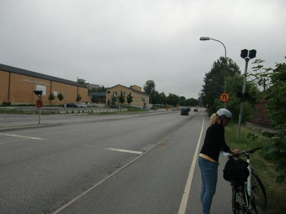 2.1.3 UTRYMMESBRIST På flera sträckor mellan Sickla och Nacka Forum är ytan för biltrafik överdimensionerad och cykelbanorna underdimensionerade.