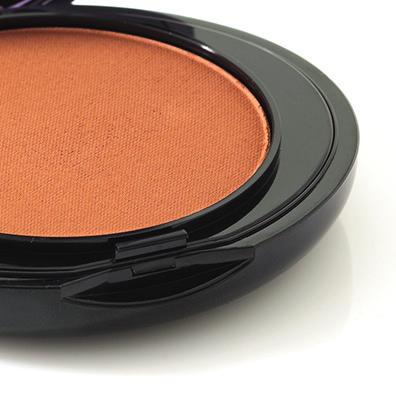 Använd flawless by Sonya Delicate Finishing Powder som ensam bas eller borsta ett tunt lager på aloe BB crème eller Cream to Powder Foundation.