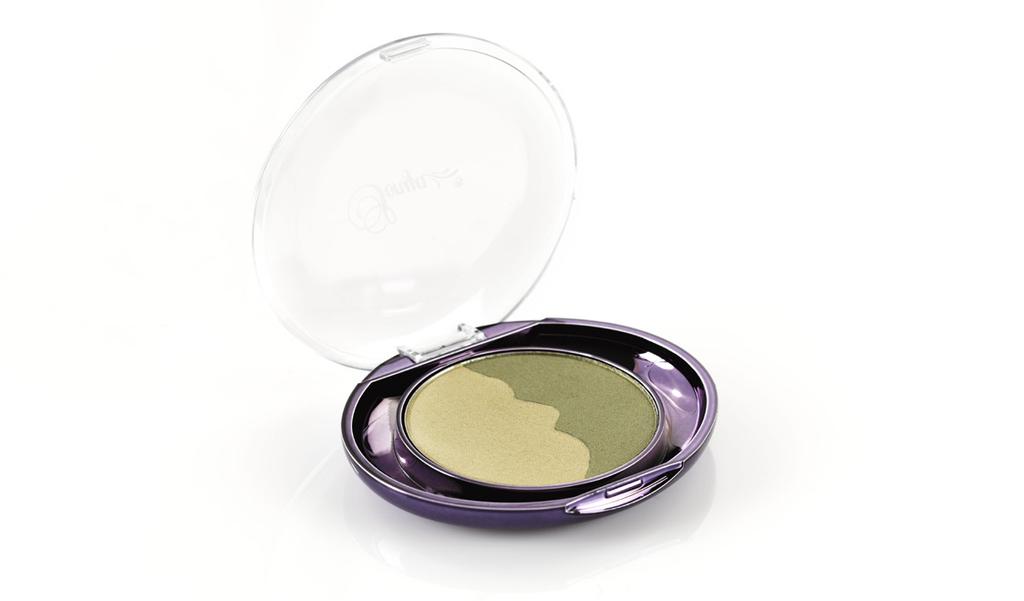 För en dramatisk, smokey eye look, applicera den ljusare skuggan under ögonbrynet och låt den mörkare skuggan gå hela vägen från fransraden till globlinjen och tona ut utåt/uppåt.