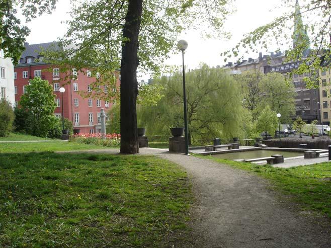 Besökstryck: lågt Detaljplan: parkmark Analys Eriksbergsparken är i grunden en vacker park med damm och