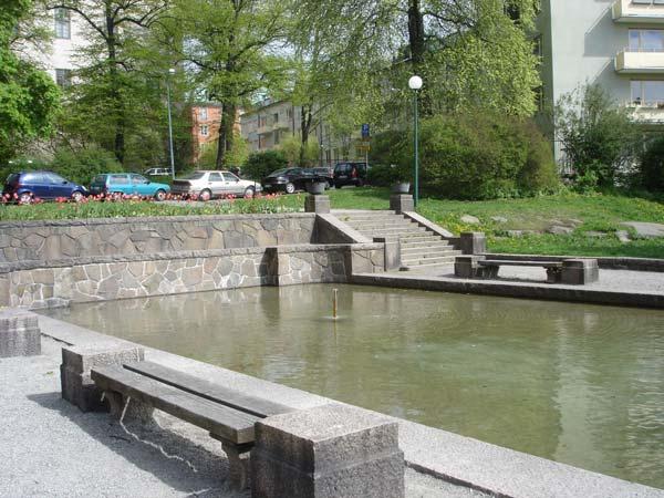 Gräsytorna är dåliga, blomsterrabatten behöver läggas om och blomsterurnorna är sönderrostade.