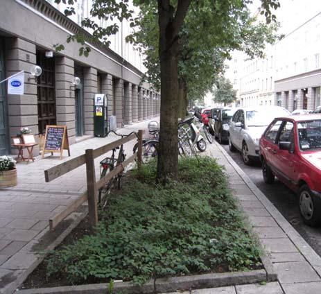 församling %%STER C A 0 =Valhallavägen, =Karlavägen, =sittplats, =planteting med oxlar Gatuplanteringar Beskrivning: Nybrogatan har närmast Valhallavägen en liten sittplats med