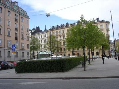 0 DROTTNINGPARKEN () Ulrikaga =Lovisagatan, =Ulrikagatan, =Fredrikshovs Slotts skola Beskrivning: På Lovisagatan strax öster om Fredrikshovs Slotts skola finns en triangulär gatuplantering med