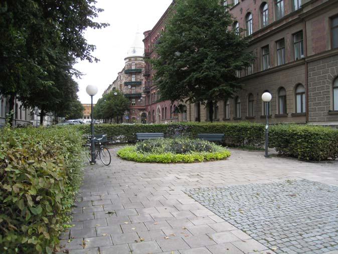 STRANDVÄGEN vid LINNÉGATAN (0) TORSTENSSONSGATAN vid Strandvägen () Dag Hammarskjöl =Linnégatan, =Strandvägen, Beskrivning: Lindar planterades i korsningen Strandvägen Linnégatan redan.