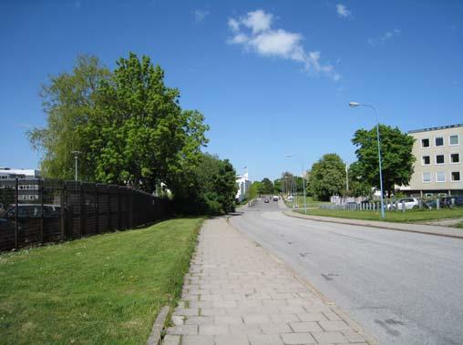 GÄRDESGATAN () SKEPPARGATAN () Beskrivning: På Gärdesgatan båda sidor finns klippta gräsytor, som på vissa partier är helt öppna och på andra har träd- och buskplanteringar. Inga särskilda åtgärder.