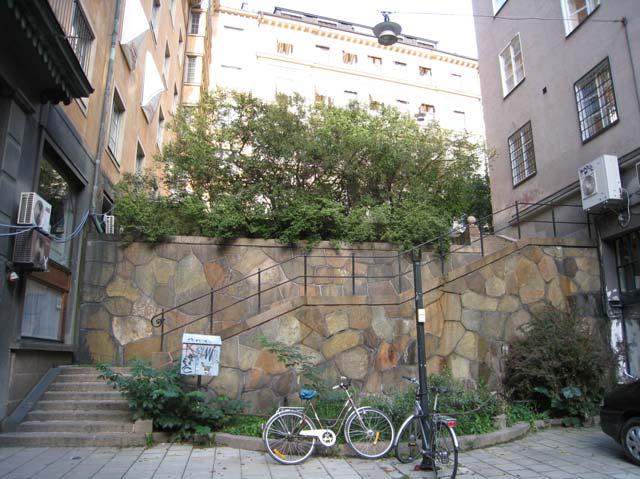 Trappa vid RIMBOGATAN () Rimbogatan Beskrivning: Vid Birger Jarlsgatan vid kv Sparbössan finns en liten platsbildning med en vacker