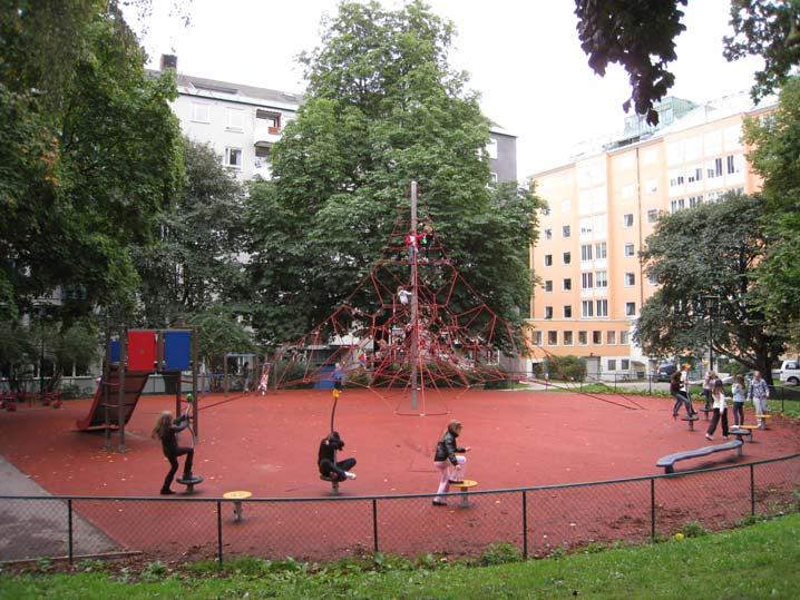 Sociala värden: bollspel, grön oas, lek, picknick, promenader, rofylldhet, sitta i solen, vattenlek Besökstryck: mycket högt Detaljplan: parkmark Analys Gustav Adolfsparken har mycket högt
