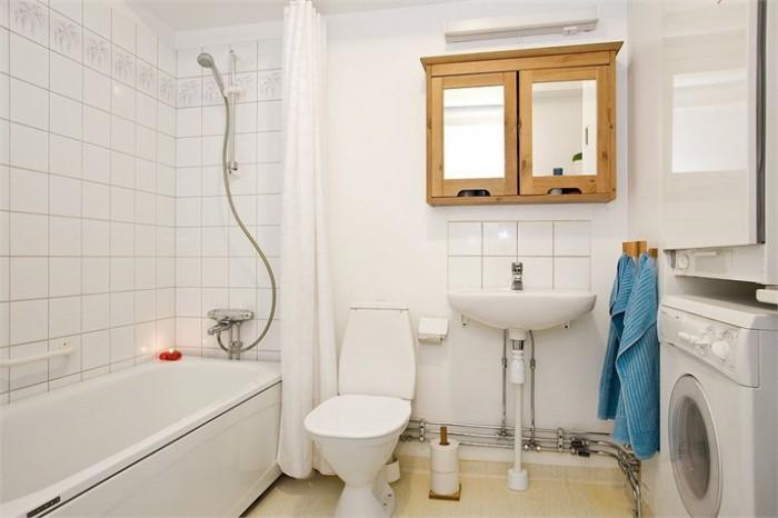Badrum Badrum med våtrumsmatta och vävd tapet på väggar.