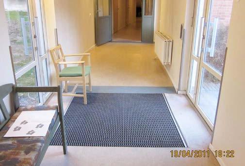 Samma sak gäller kontrasten i de svarta mattorna innanför alla entrédörrar. Kontrasterna är så skarpa att de kan uppfattas av personer med demenssjukdom som något obehagligt. Figur 9.