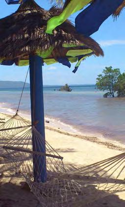 I norr, sex kilometer från Larena där båtarna från Dumaguete lägger till, finns en mycket långgrund strand (använd badskor) med en del hotell, som Casa de la Playa, från P1 100.