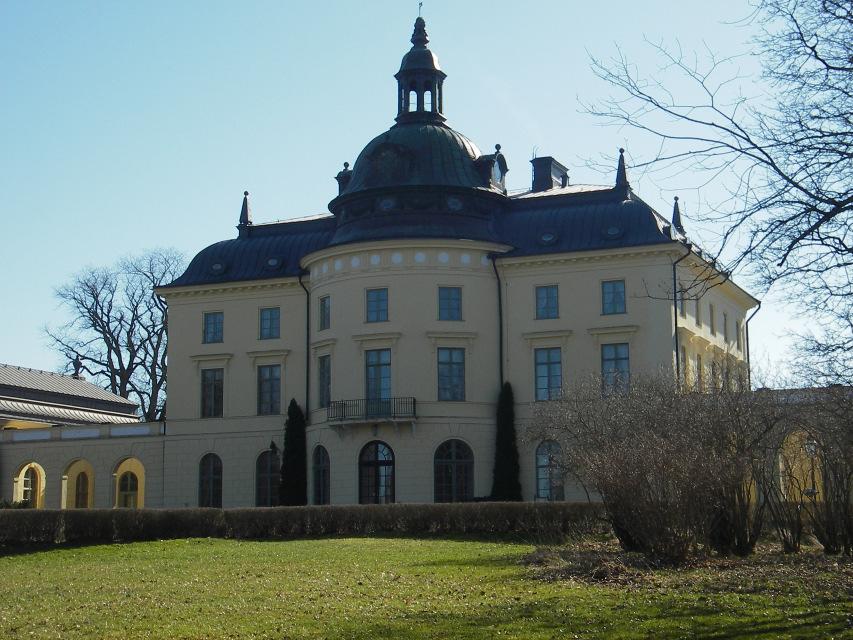 Godtagbara historiktexter finns i en tredjedel av byggnadsminnesbesluten och saknas helt drygt i hälften av dem. En godtagbar beskrivning finns för något fler byggnadsminnen (ca 40 procent).