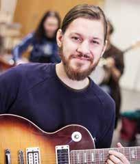 Möt våra studenter Simon Lussi MUHG21, Musik i framtidens förskola, 15,0 hp Tänjer på gränserna Simon Lussi är frilansande barnkulturproducent, konceptutvecklare och musiker.