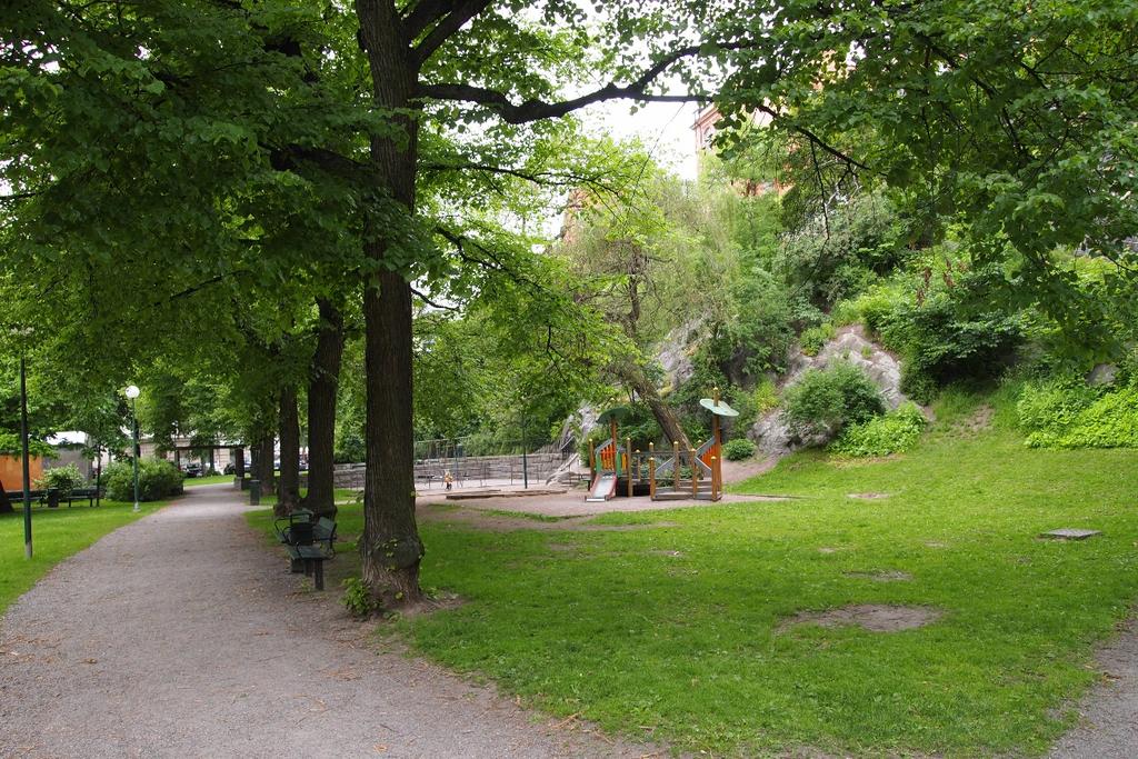 Figur 3 Stigbergsparken med gångstråk och lekplats Nytorget (3) Nytorget utgörs av ett parktorg och är beläget söder om Skånegatan.