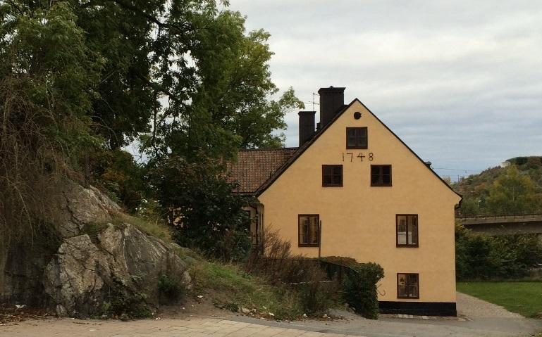 Varvsbranten (8) Varvsbranten är belägen på berget mellan Ersta sjukhusområde och Londonviadukten.