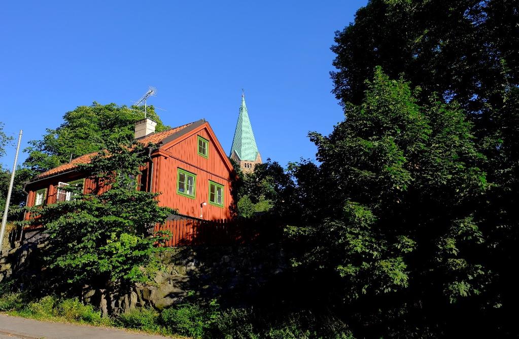 minne, en större plan gräsyta för lek samt Groens boské med sina 1700-talslindar. På den östra kullen finns en friluftsteater, en musikpaviljong och en lekplats.