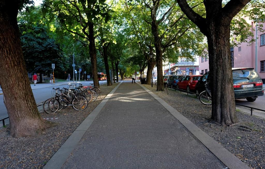 Anna Lindhs park (11) Anna Lindhs park är belägen längs med Hammarby kanal. Parken omfattar cirka 1,4 hektar och bedöms vara av semi-lokal betydelse för rekreation.