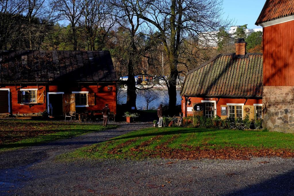 Figur 16 Svinderviks gård med tillhörande caféverksamhet Sicklasjöns strandpromenad (23) Sicklasjöns strandpromenad utgör en delsträcka av ett nästintill sammanhängande cirka 3 kilmoteter långt