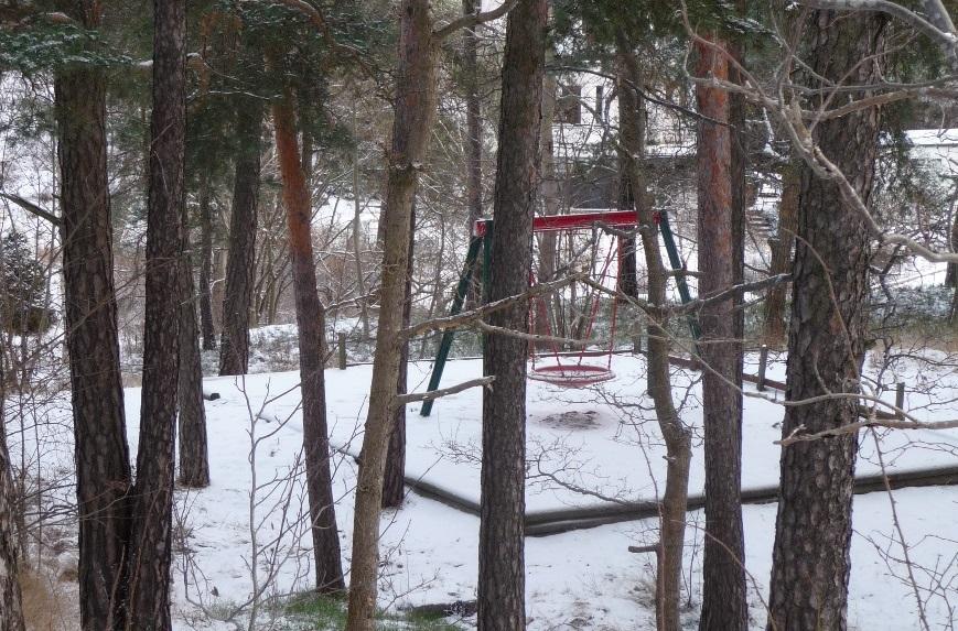 Hällmarksområde väster om Birkavägen (32) Marken är cirka 2 hektar utgörs till stora delar av ett större bergsparti med höga nivåskillnader och delvis av skogbevuxna partier med en stor andel äldre