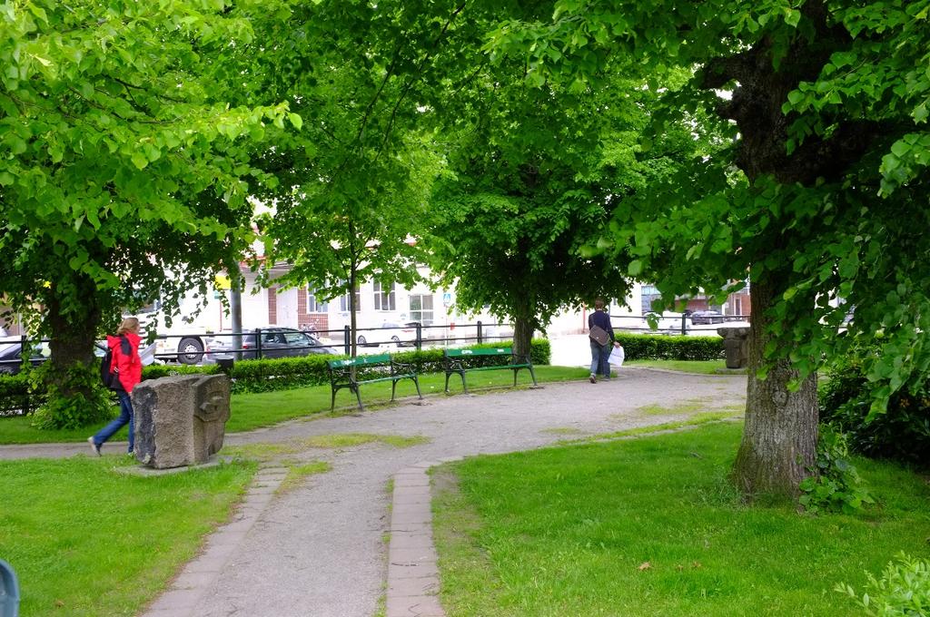 Figur 33 Parktorget Fållan 4.9 Anslutning Sockenplan Boendemiljön inom analysområdet utgörs av villakvarter och lamellhus huvudsakligen i tre våningar.