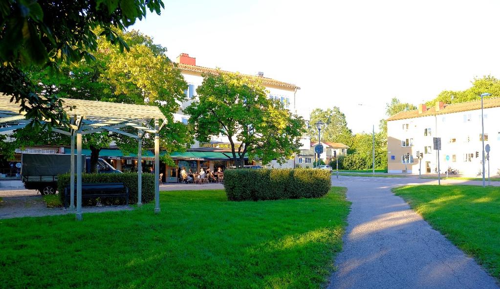 Figur 35 Parktorg vid Sockenplan Enskede idrottsplats (44) Enskede IP innehåller flera planer för fotboll såsom en elvamanna gräsplan, en
