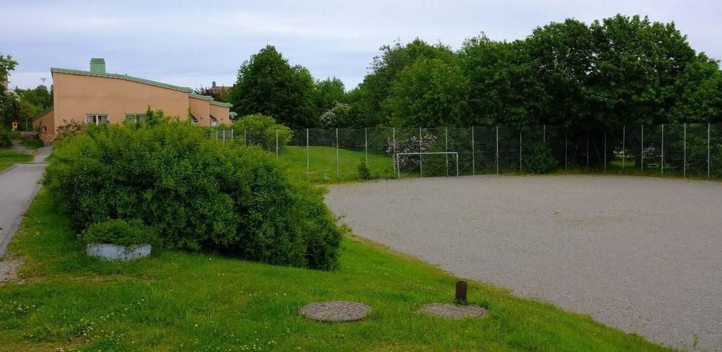 Trädskolan (45) Trädskolan är en kvarterspark av lokal betydelse som omfattar cirka 0,5 hektar utefter Enskedevägen. Platsen är en modernt anlagd park från 1980- och 90-talet.