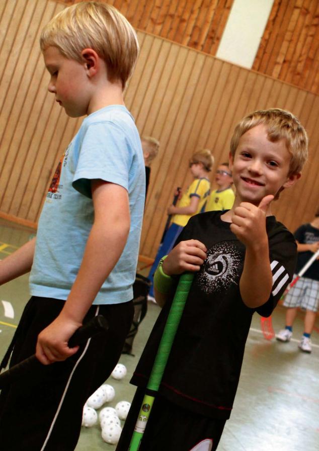 Rörelseglädje (6-9) Pusselbitar Innebandyspelaren Readyposition djupa knän, god balans Hålla klubban rätt, händernas placering (var, hårdhet) Grundställning (Grundposition vid dribbling/passning)