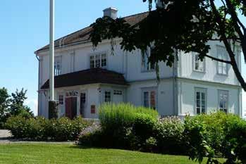 Gammelbyggningen har också välbehållna tapeter och kakelugnar i alla rum ifrån början av 1900-talet. Familjen Svensson lever på gården där gammelbyggningen är en del av inramningen av trädgården.